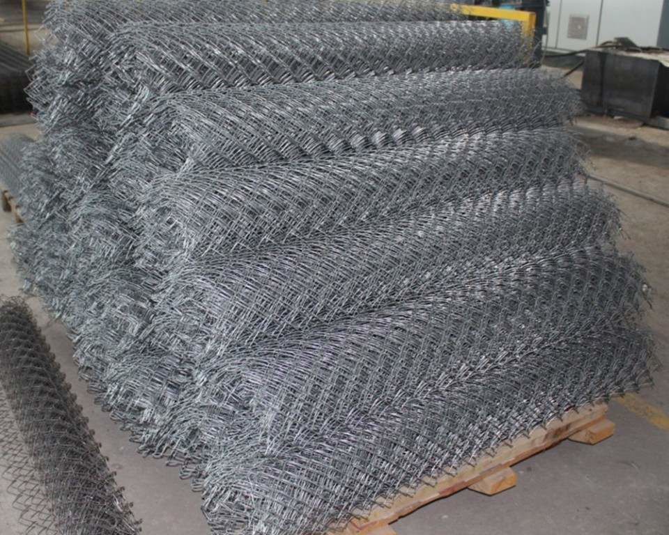 Плетение сетки рабицы. Производство рабицы на заводе.